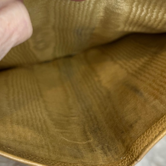 CHANEL BEIGE CAVIER BIFOLD WALLET
🌷AS IS🌷 - Picture 12 of 16